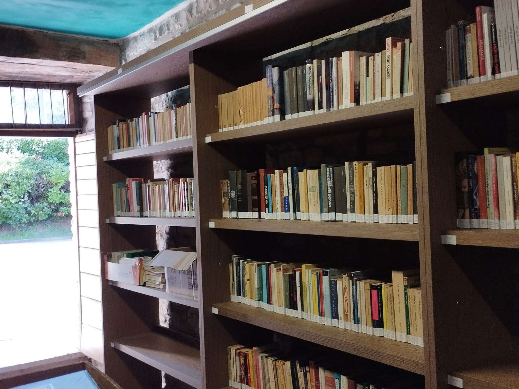 foto biblioteca Gaifa con scaffali di libri su porta aperta all'esterno